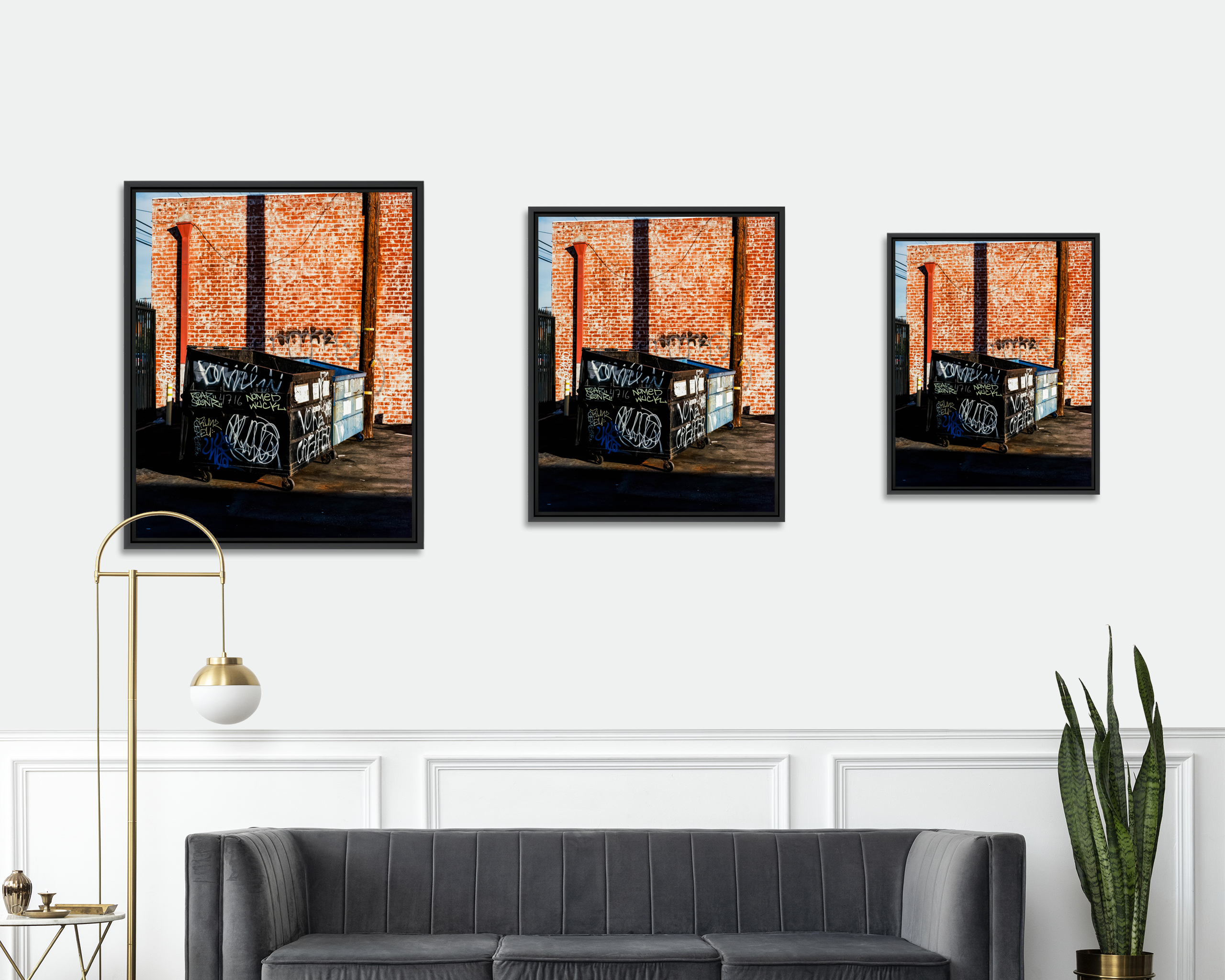 Bins Deux bennes à ordures taguées devant un mur en briques rouges.