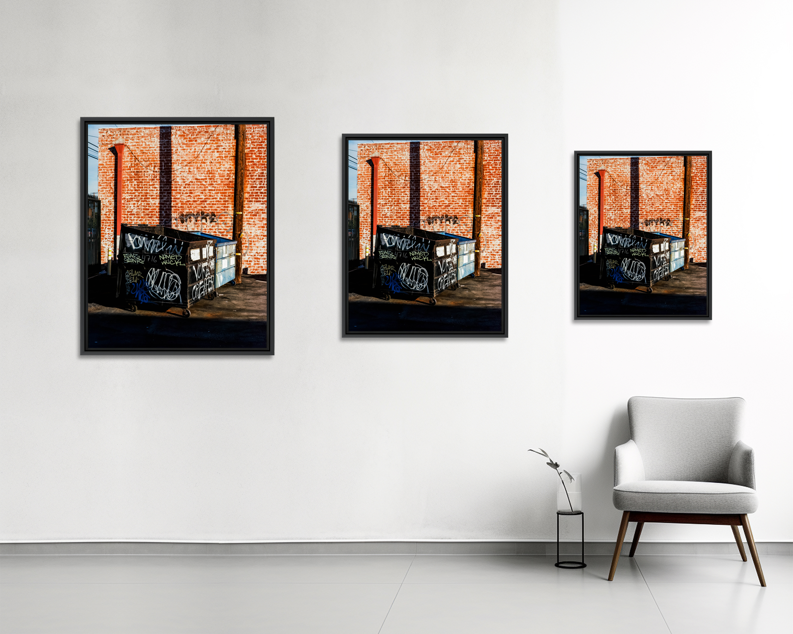 Bins Deux bennes à ordures taguées devant un mur en briques rouges.