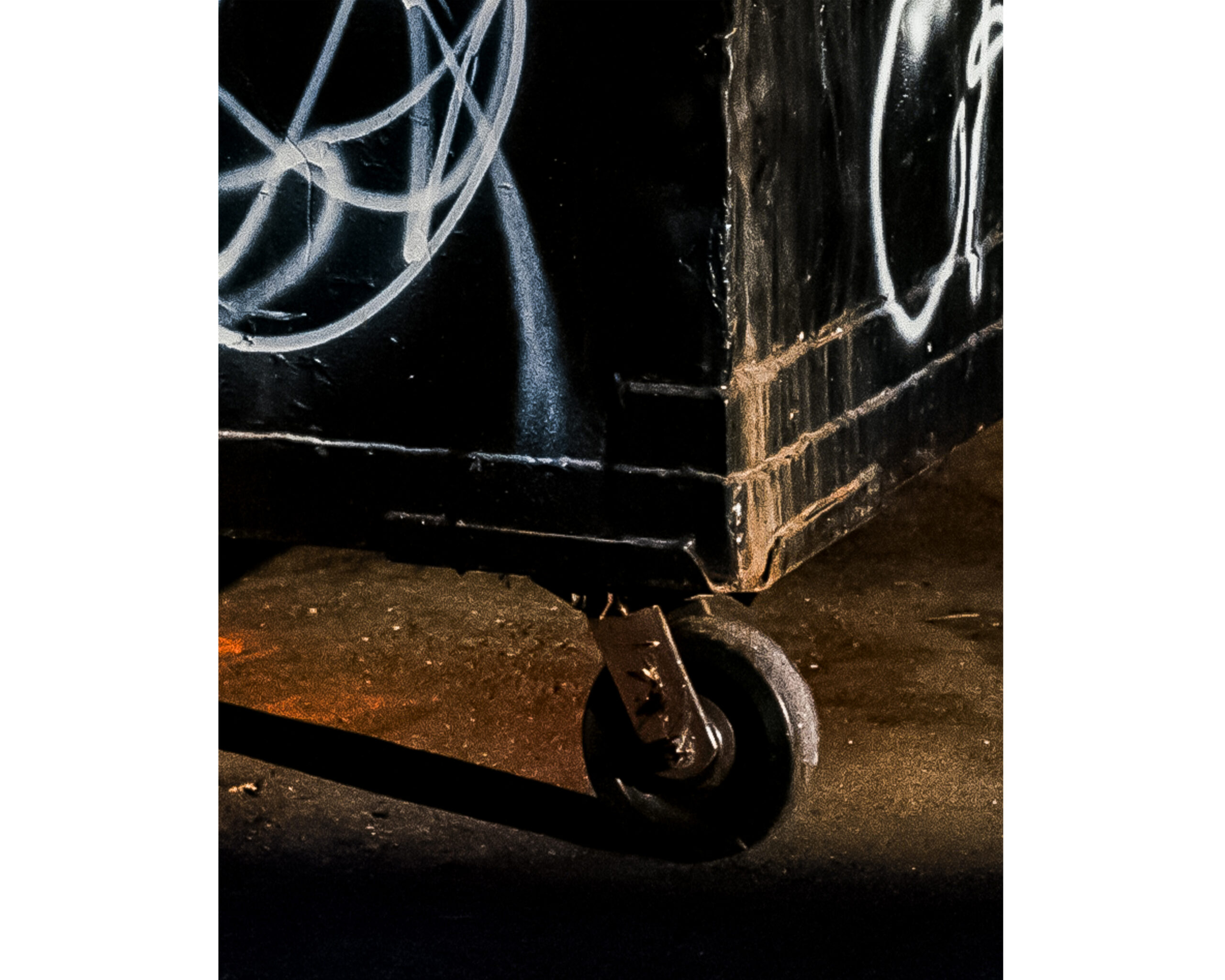 Bins Deux bennes à ordures taguées devant un mur en briques rouges.