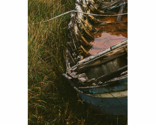 Deux épaves de bateaux en bois s’enfoncent dans la tourbe sur l’île d’Inishnee dans le Connemara.