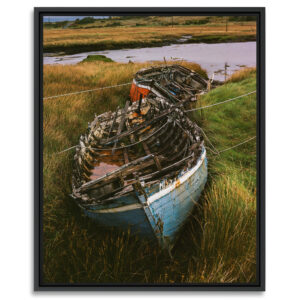 Deux épaves de bateaux en bois s’enfoncent dans la tourbe sur l’île d’Inishnee dans le Connemara.