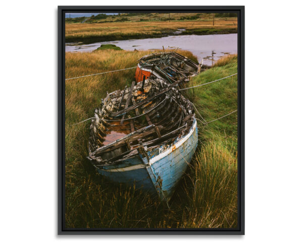 Deux épaves de bateaux en bois s’enfoncent dans la tourbe sur l’île d’Inishnee dans le Connemara.