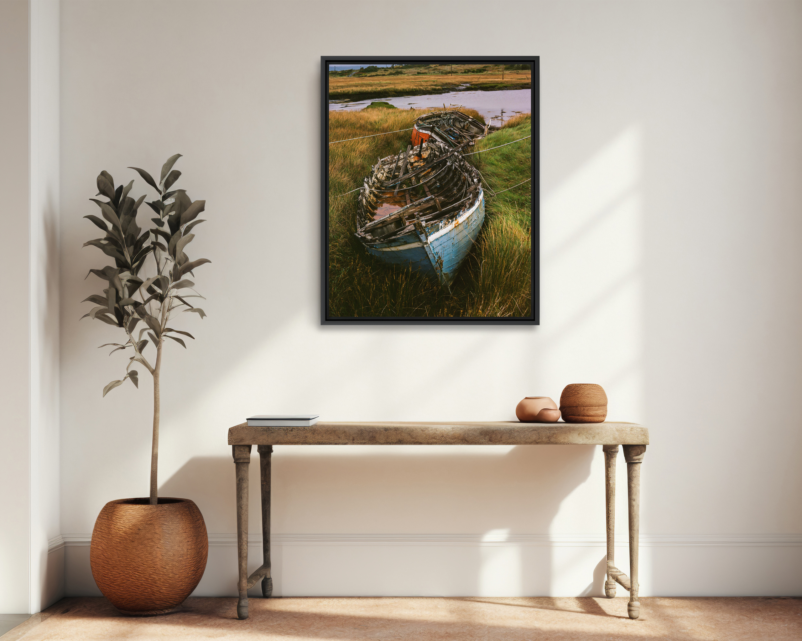 CONNEMARA Deux épaves de bateaux en bois s’enfoncent dans la tourbe sur l’île d’Inishnee dans le Connemara.