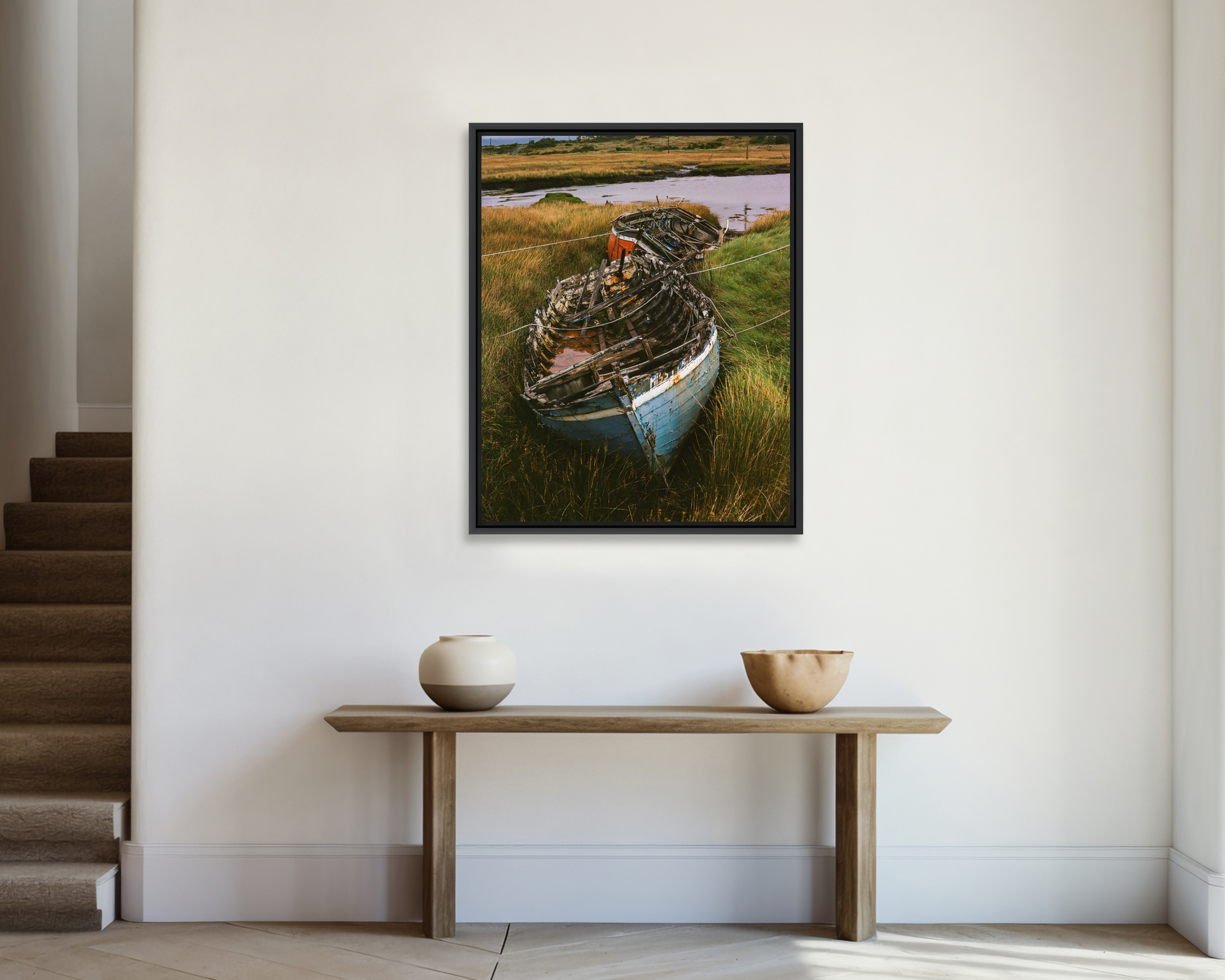 CONNEMARA Deux épaves de bateaux en bois s’enfoncent dans la tourbe sur l’île d’Inishnee dans le Connemara.