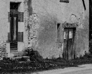 Vieille maison du Tarn dans un village en haut d'une colline.