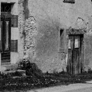 Vieille maison du Tarn dans un village en haut d'une colline.