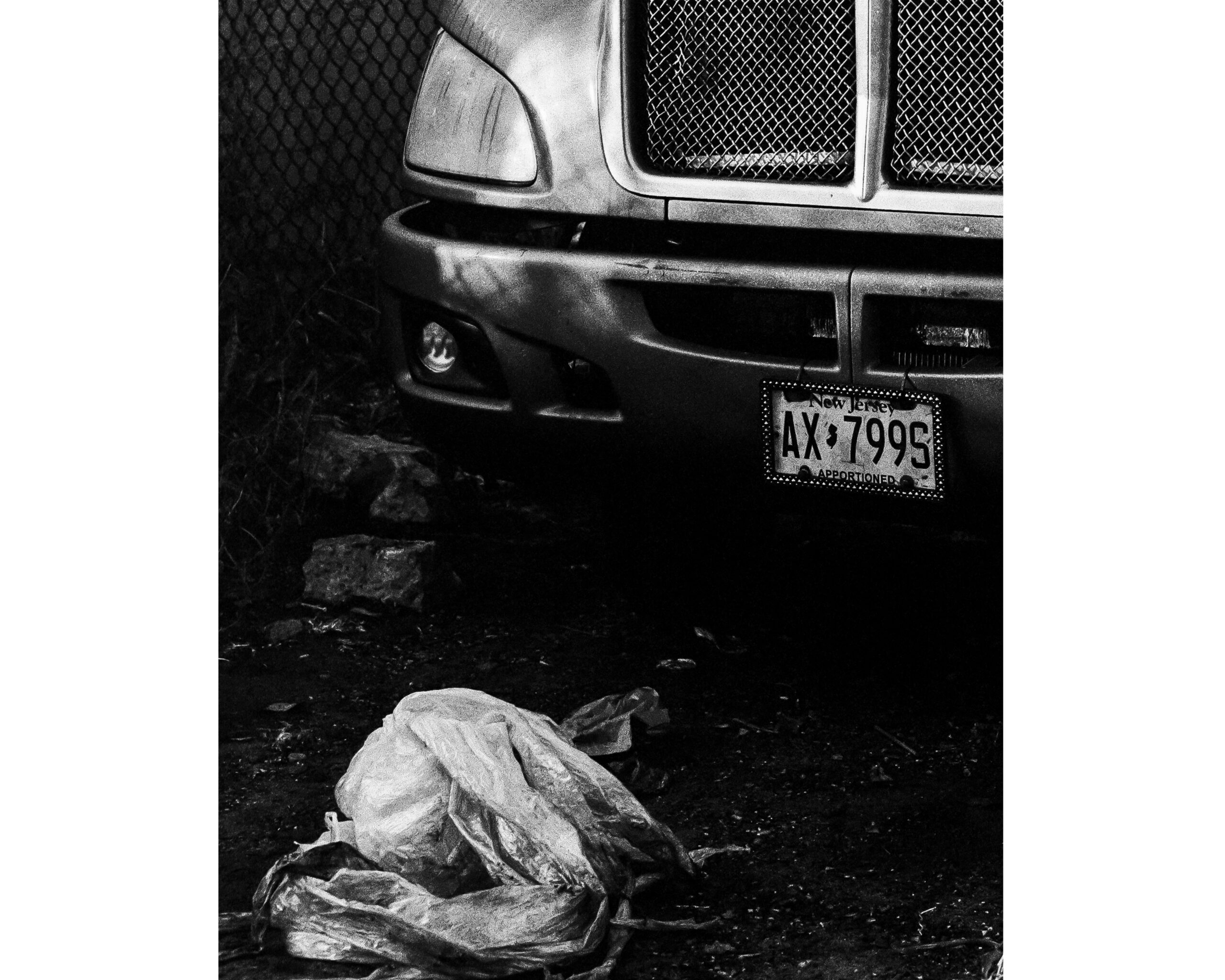 Truck Un camion imposant garé le long d’une clôture barbelée.