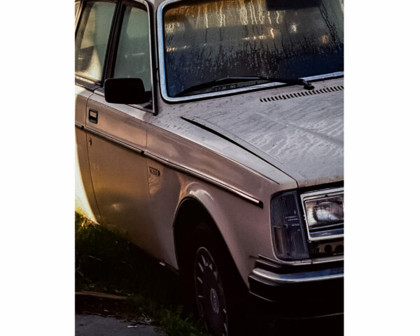 Le soleil se lève sur une rue de North Hollywood, un quartier de la ville de Los Angeles, où une vieille Volvo semble avoir échappé à la fourrière.