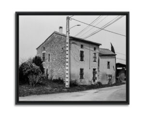 Vieille maison du Tarn dans un village en haut d'une colline.