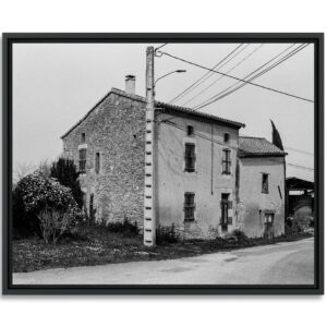 Vieille maison du Tarn dans un village en haut d'une colline.