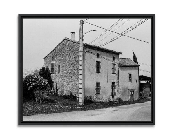 Vieille maison du Tarn dans un village en haut d'une colline.