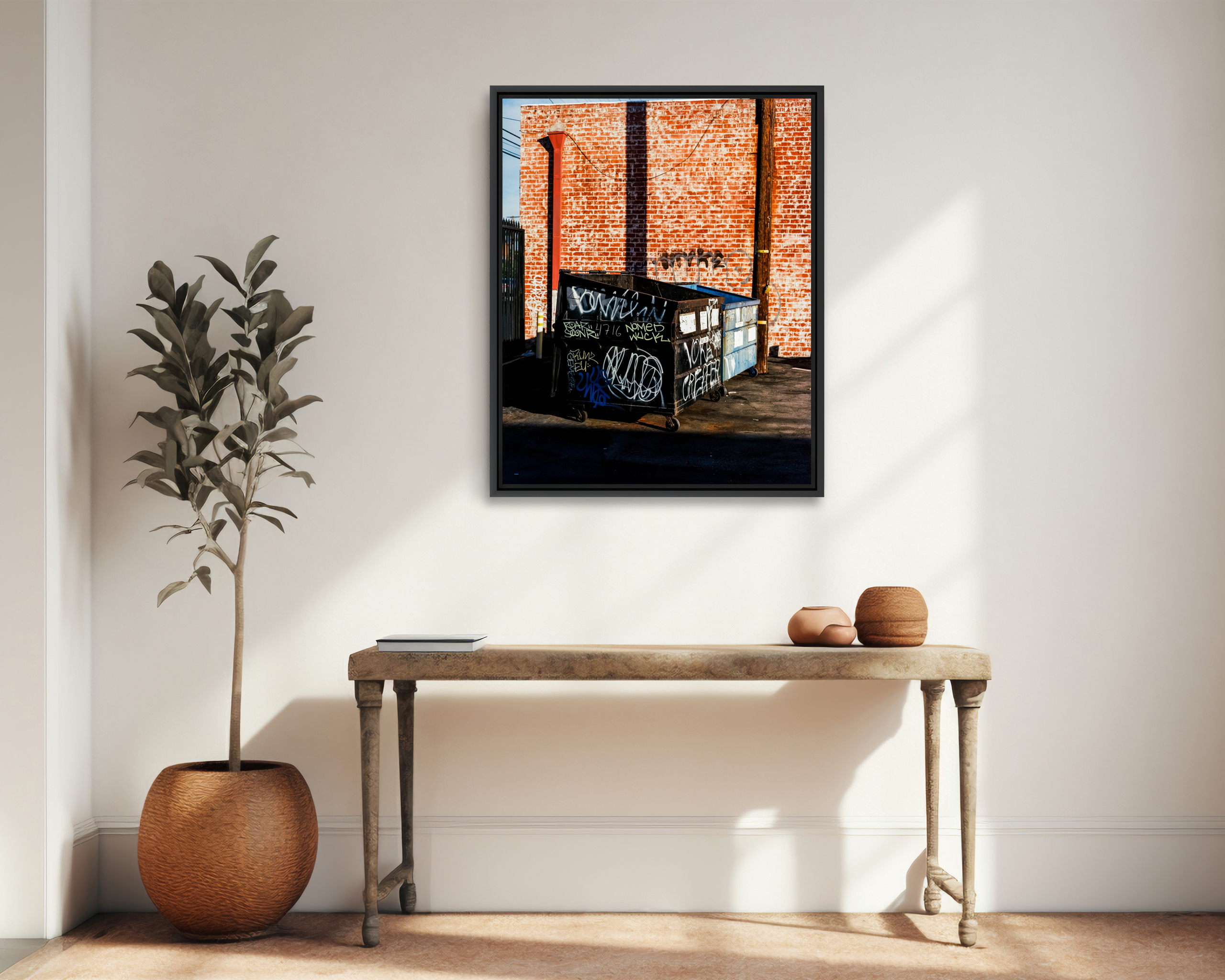 BINS Deux bennes à ordures taguées devant un mur en briques rouges.