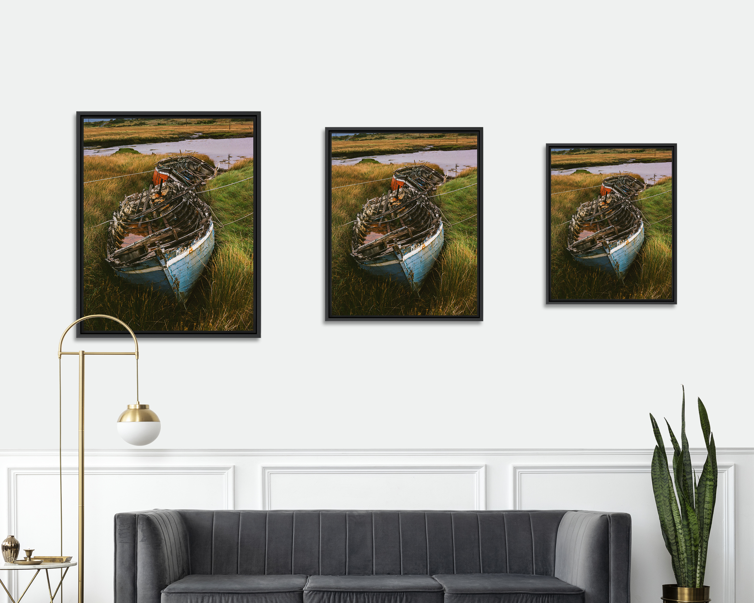 CONNEMARA Deux épaves de bateaux en bois s’enfoncent dans la tourbe sur l’île d’Inishnee dans le Connemara.