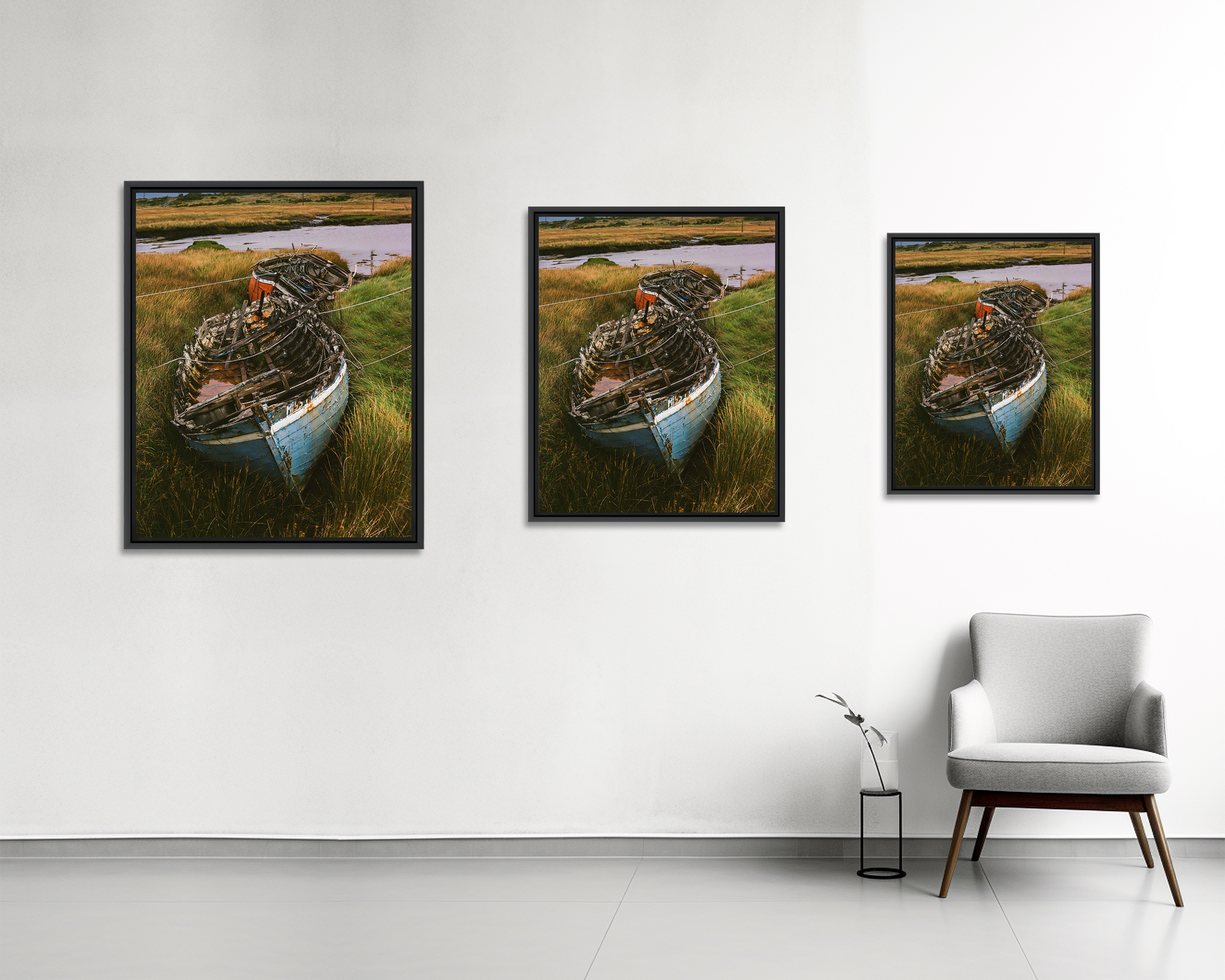 CONNEMARA Deux épaves de bateaux en bois s’enfoncent dans la tourbe sur l’île d’Inishnee dans le Connemara.