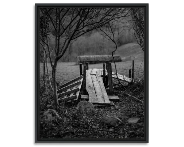 Passage en bois à la limite d'un pâturage au Pays basque.