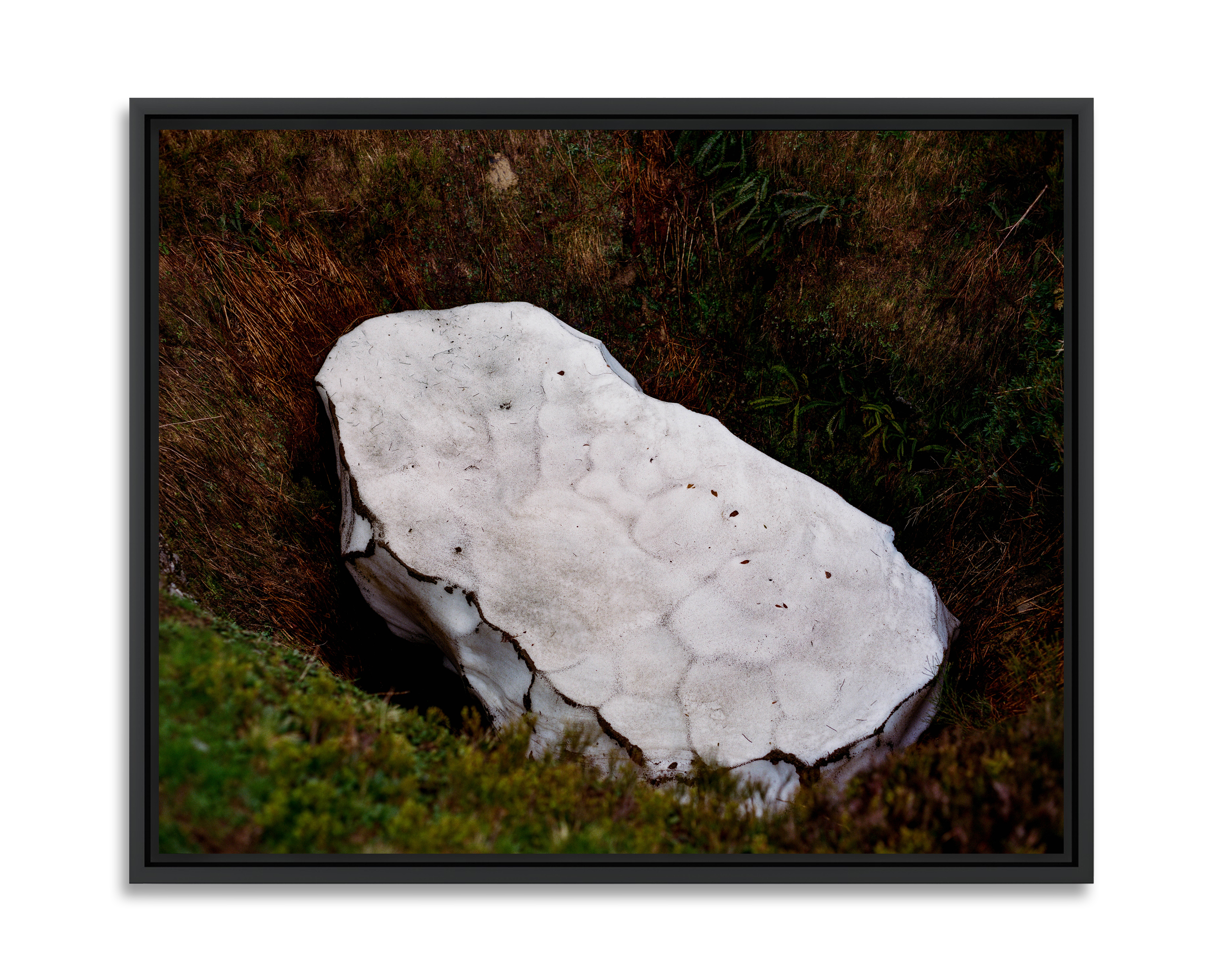 Névé Un large bloc de glace disparait lentement dans le fond d’une doline, paysage karstique des Pyrénées.