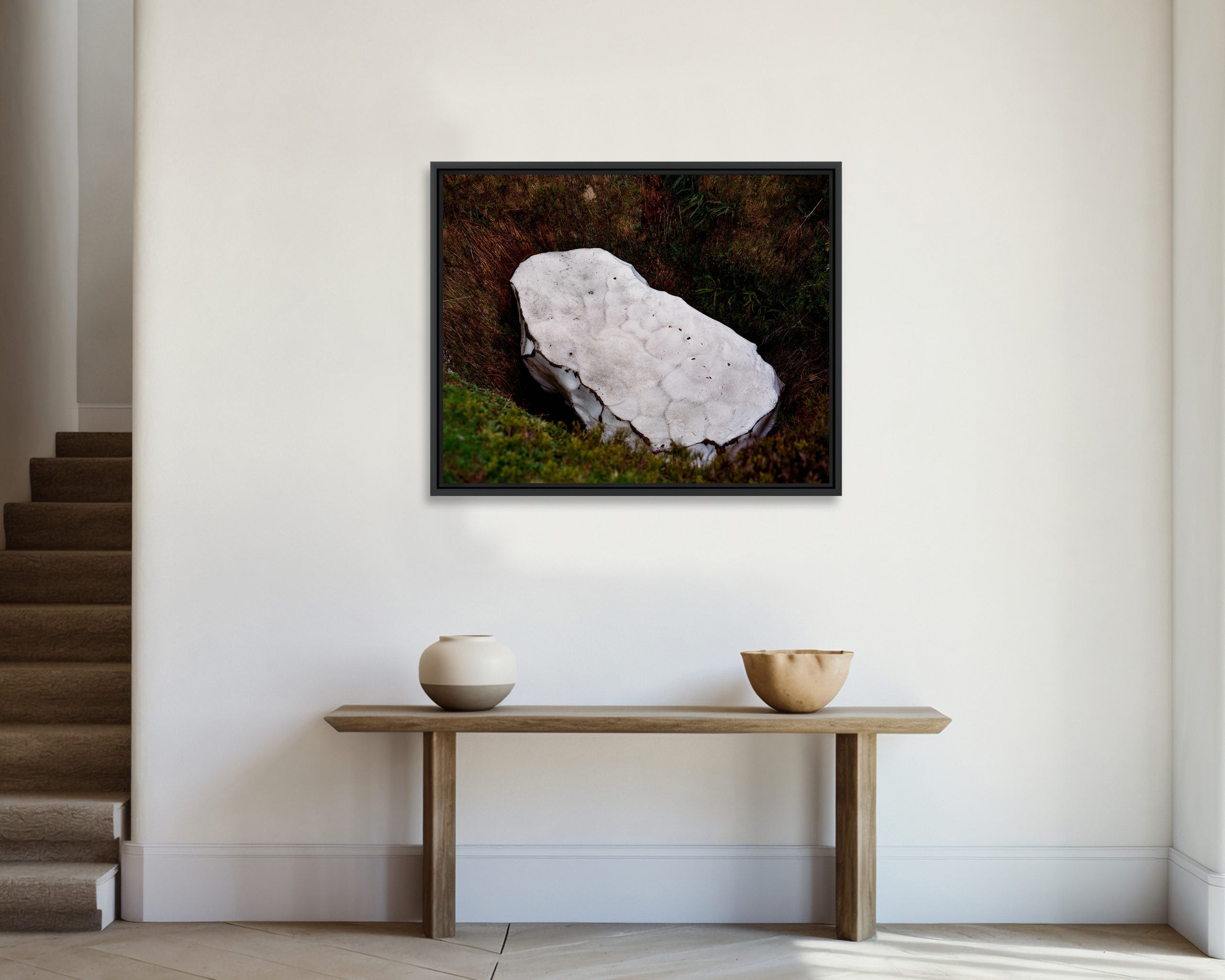 Névé Un large bloc de glace disparait lentement dans le fond d’une doline, paysage karstique des Pyrénées.