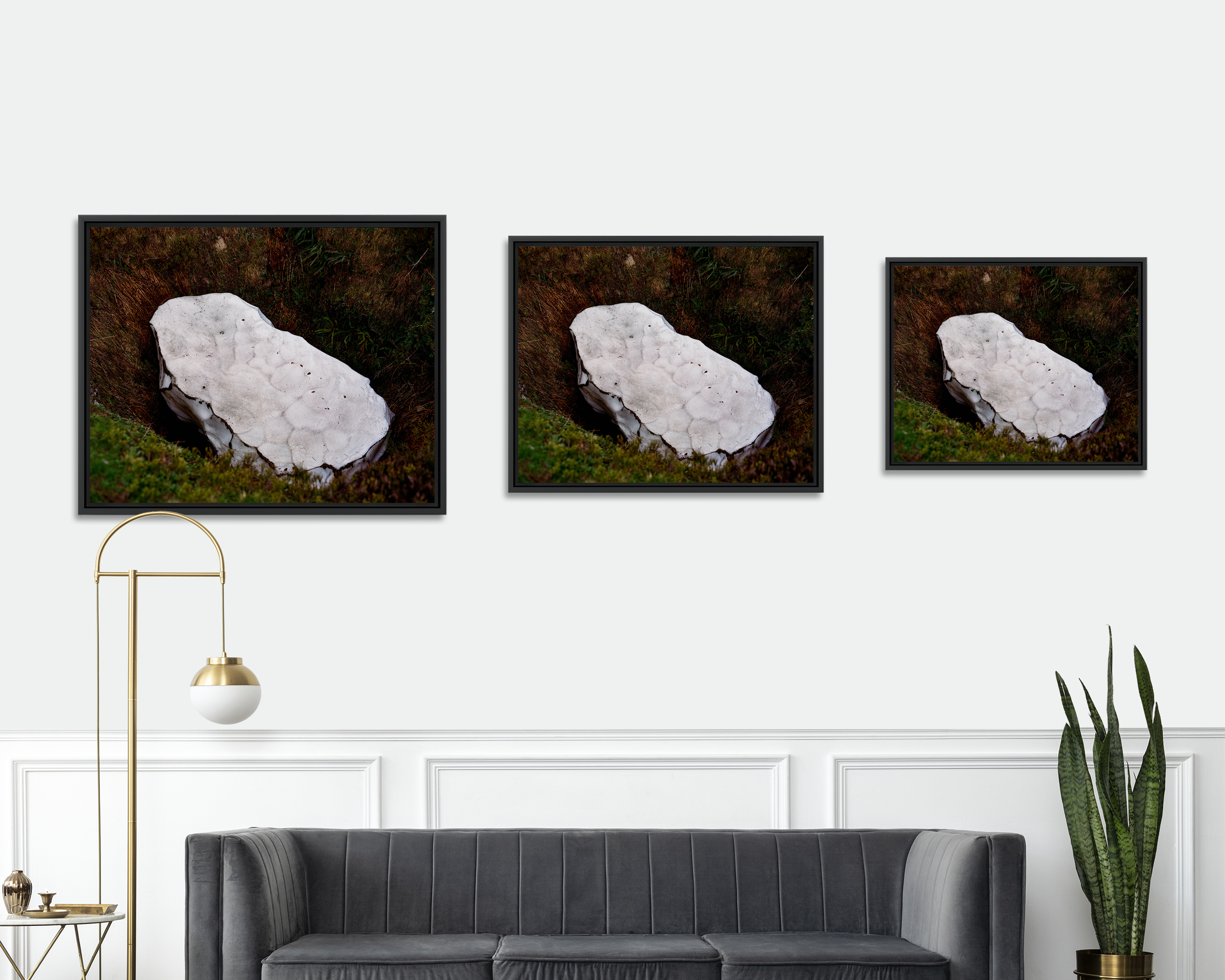 Névé Un large bloc de glace disparait lentement dans le fond d’une doline, paysage karstique des Pyrénées.