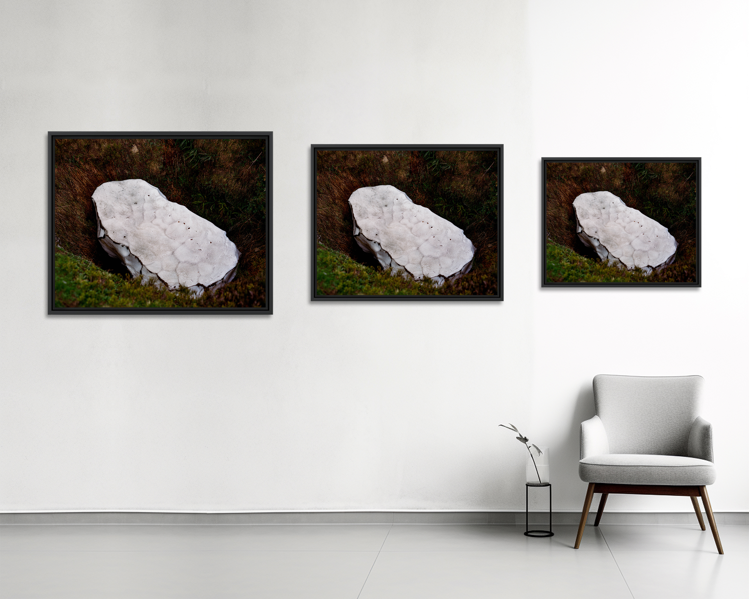 Névé Un large bloc de glace disparait lentement dans le fond d’une doline, paysage karstique des Pyrénées.