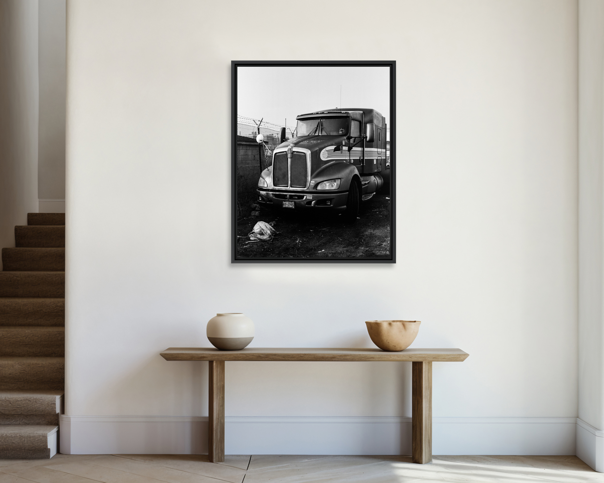 Truck Un camion imposant garé le long d’une clôture barbelée.