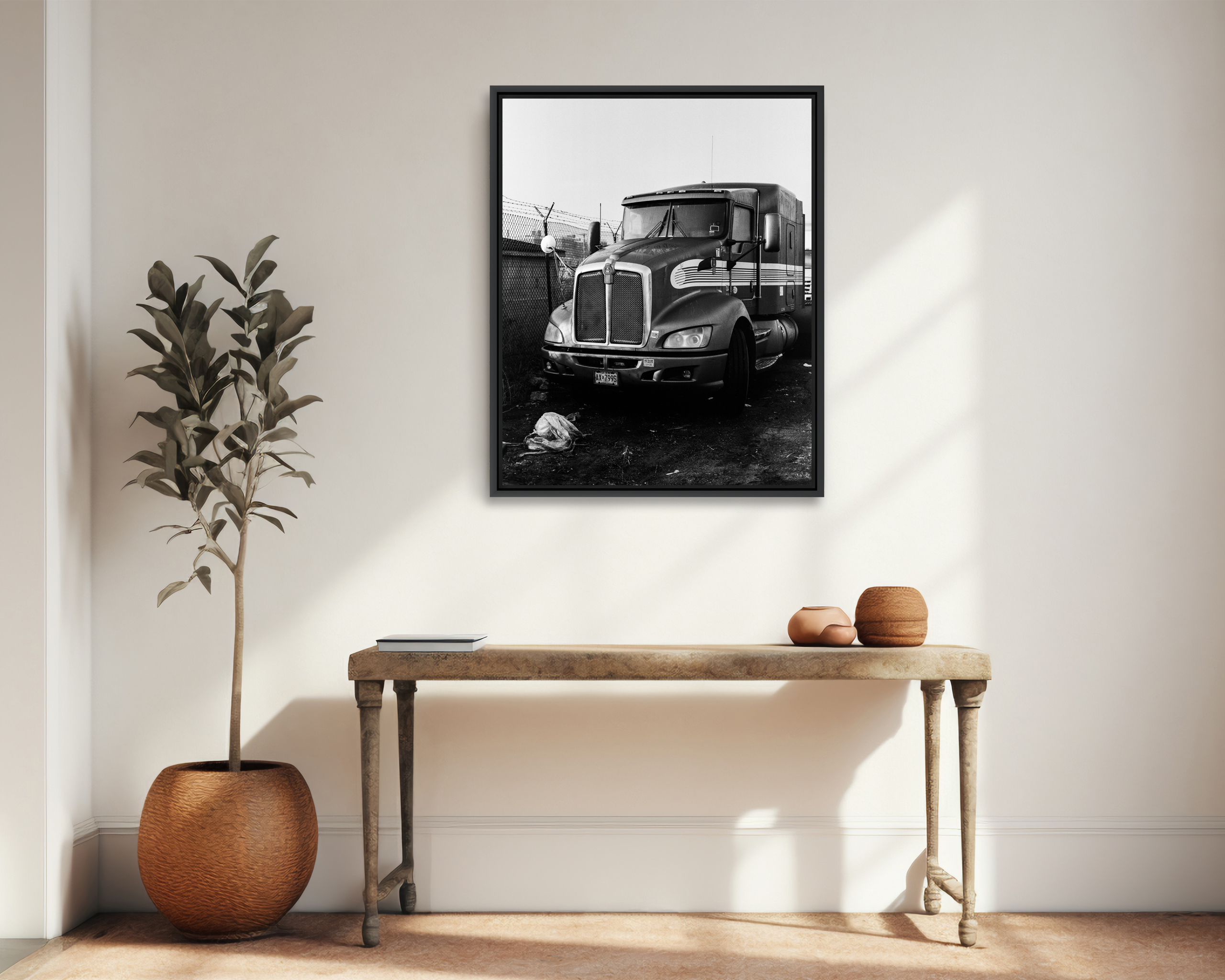 Truck Un camion imposant garé le long d’une clôture barbelée.