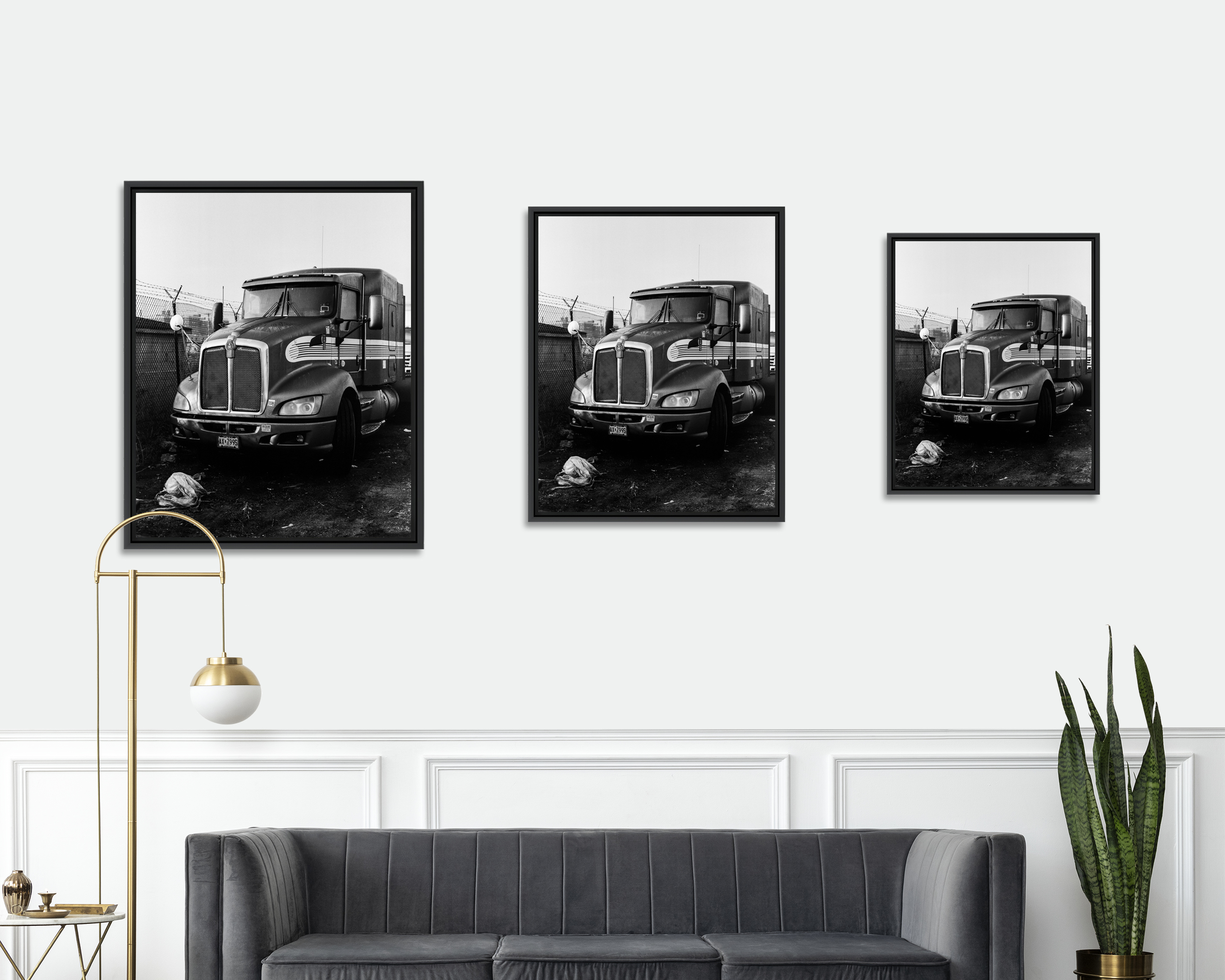 Truck Un camion imposant garé le long d’une clôture barbelée.