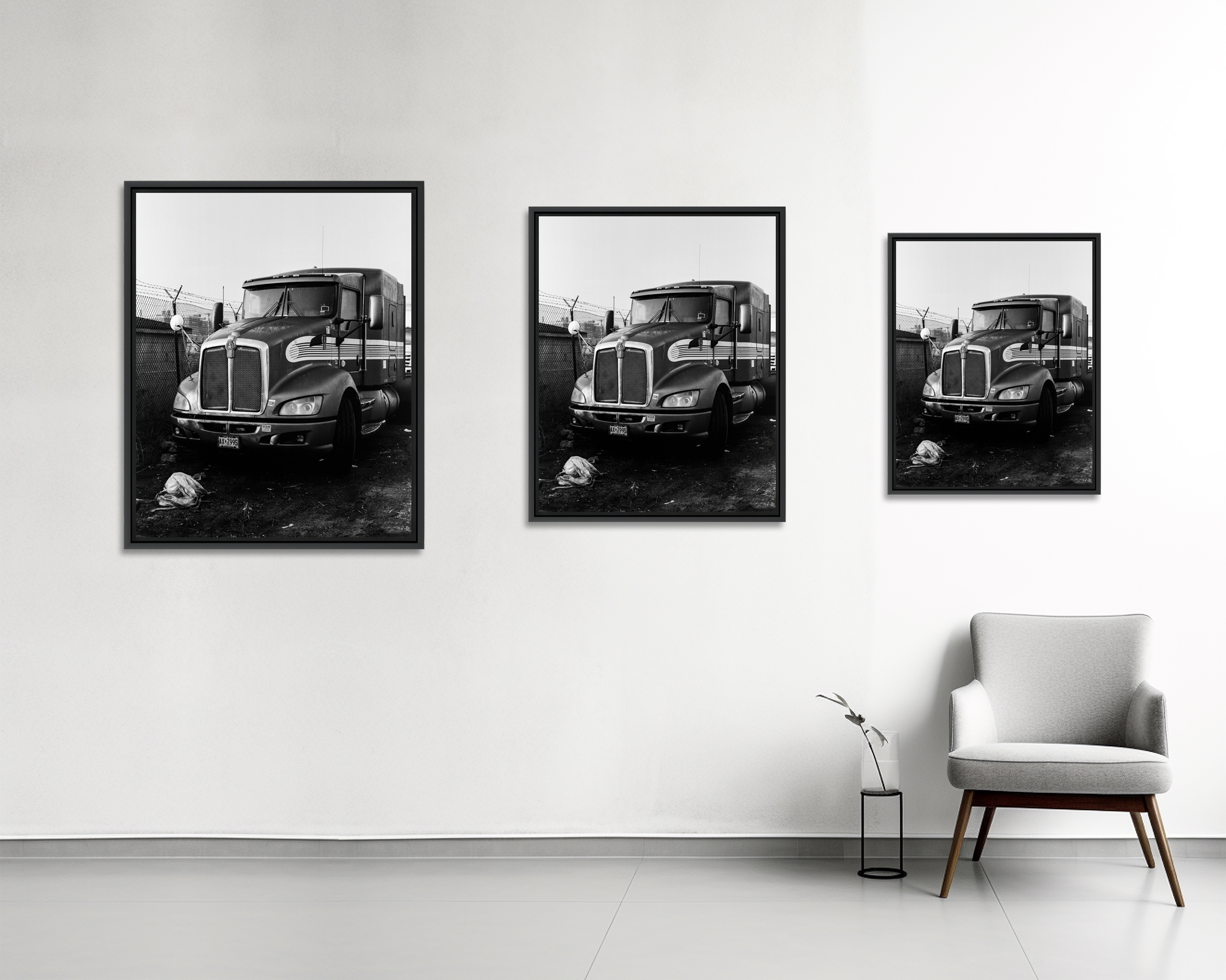 Truck Un camion imposant garé le long d’une clôture barbelée.