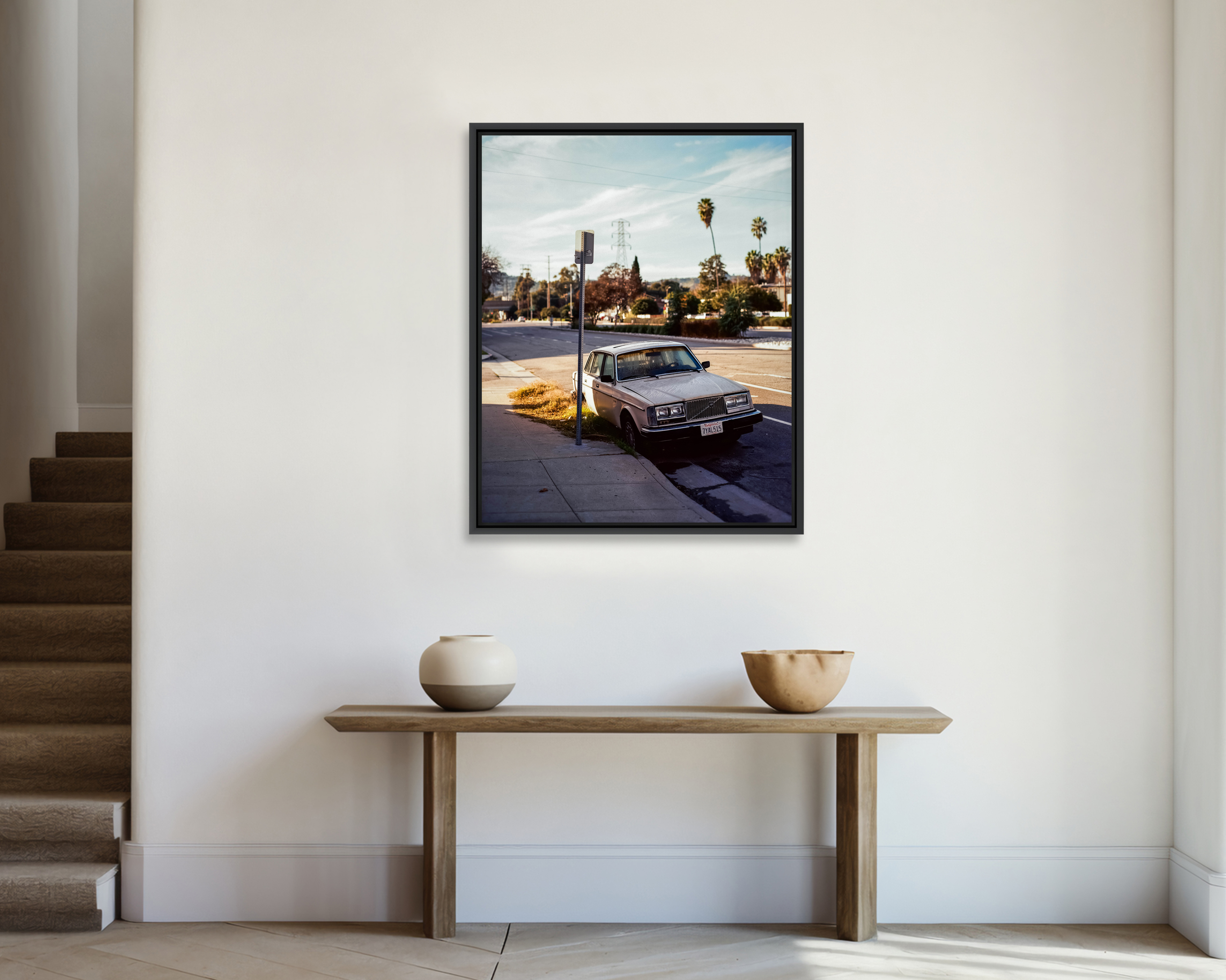 North Hollywood Le soleil se lève sur une rue de North Hollywood, un quartier de la ville de Los Angeles, où une vieille Volvo semble avoir échappé à la fourrière.