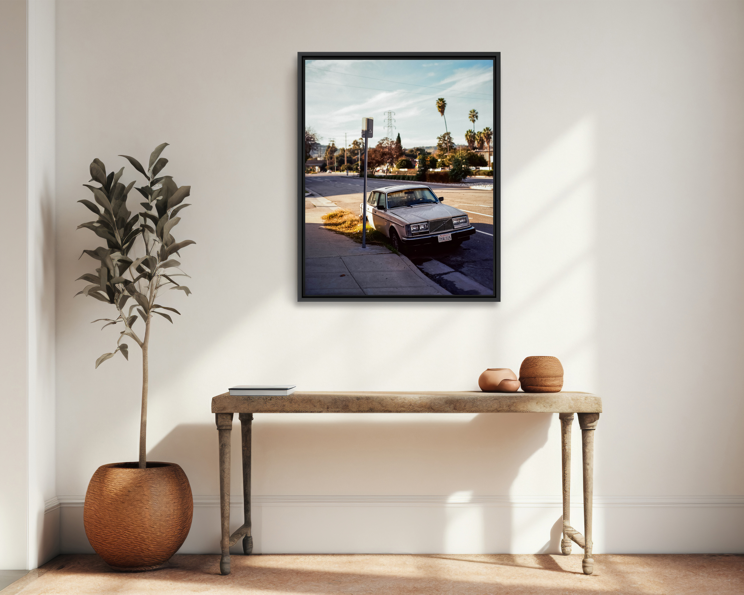 North Hollywood Le soleil se lève sur une rue de North Hollywood, un quartier de la ville de Los Angeles, où une vieille Volvo semble avoir échappé à la fourrière.