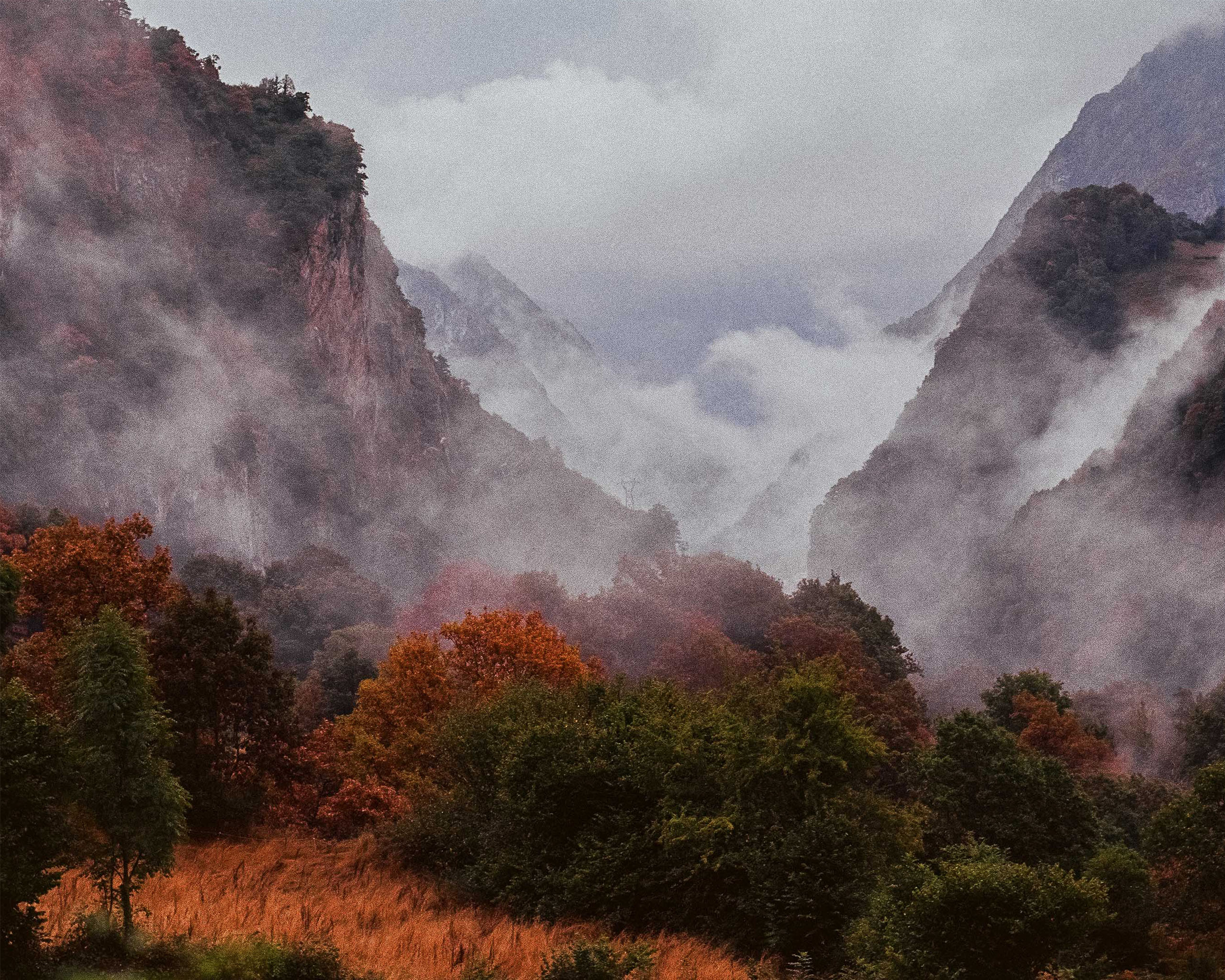Perspective nuageuse en vallée d’Aspe à la fin d’un été caniculaire.